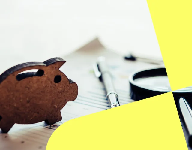 Un cochon, une feuille, un crayon et une loupe représentent la planification du plan financier.